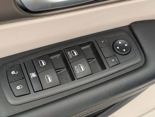 Used 2019 Chrysler Pacifica Touring-L image 11