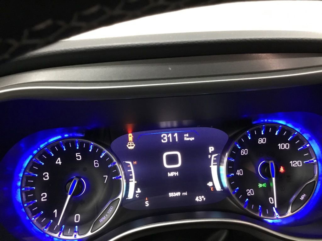 Used 2023 Chrysler Pacifica Touring-L image 37