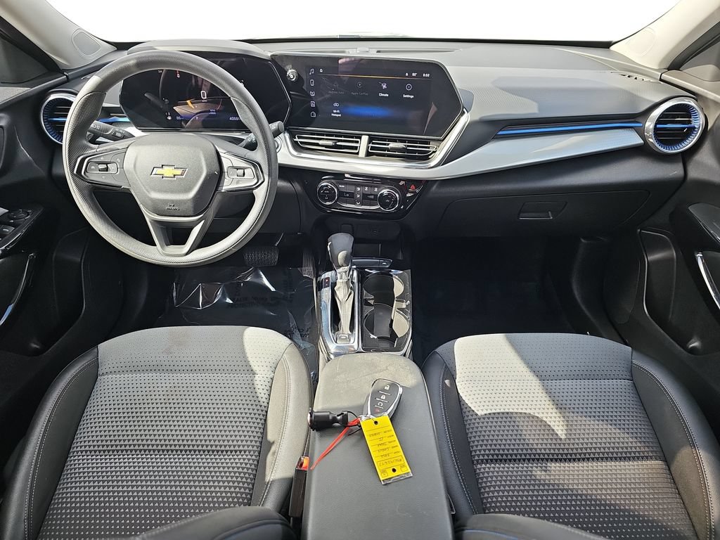 Used 2025 Chevrolet Trax LT FWD image 13