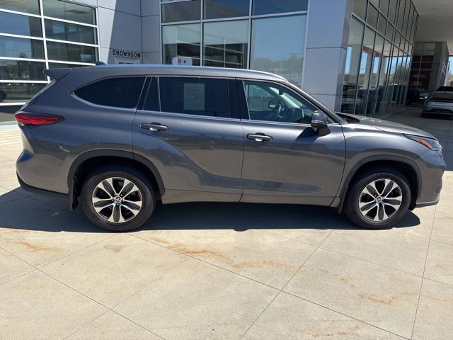 Used 2021 Toyota Highlander XLE AWD/4WD image 8