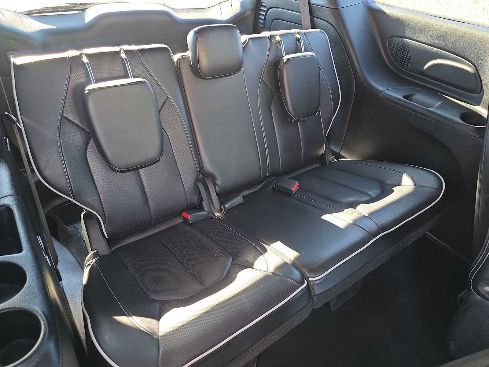 Used 2024 Chrysler Pacifica Premium image 30