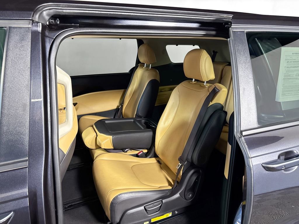 Used 2024 Kia Carnival EX image 20