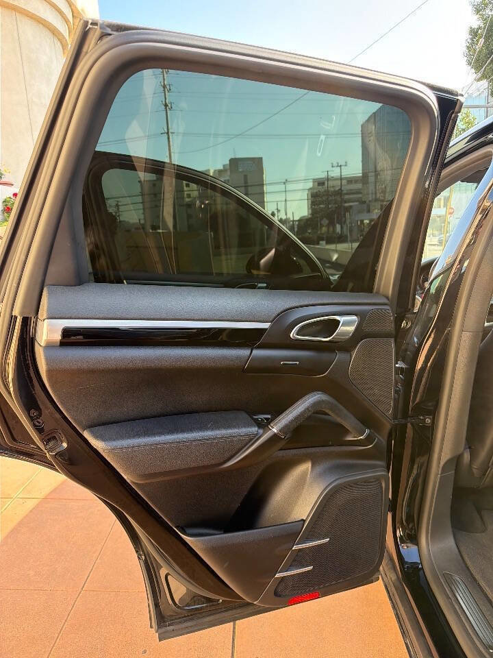 Used 2018 Porsche Cayenne Platinum Edition image 25