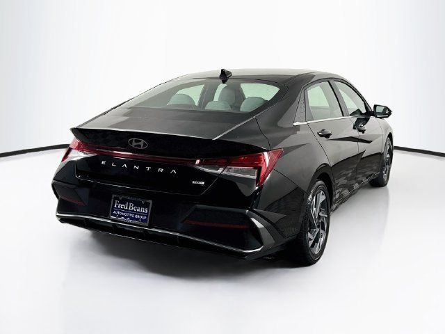Certified 2025 Hyundai Elantra Limited FWD image 11