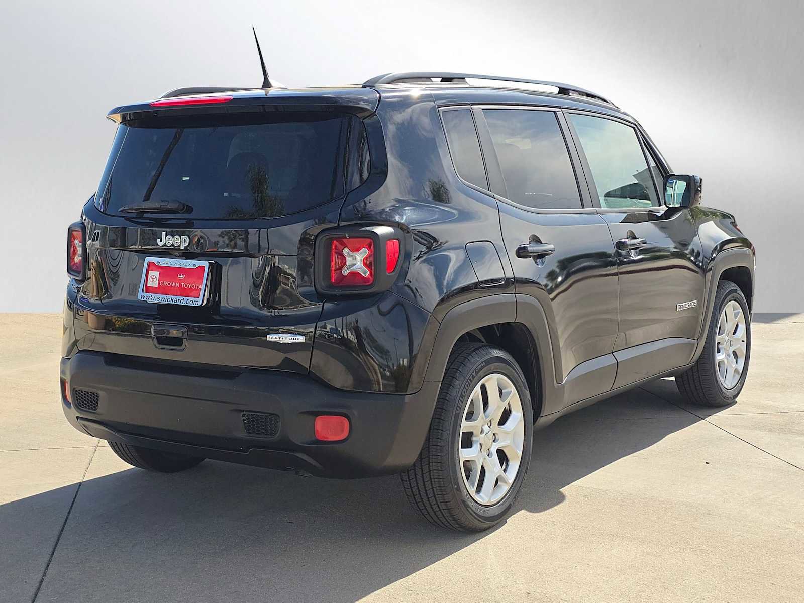 Used 2018 Jeep Renegade Latitude w/ UConnect 8.4 Nav Group image 3