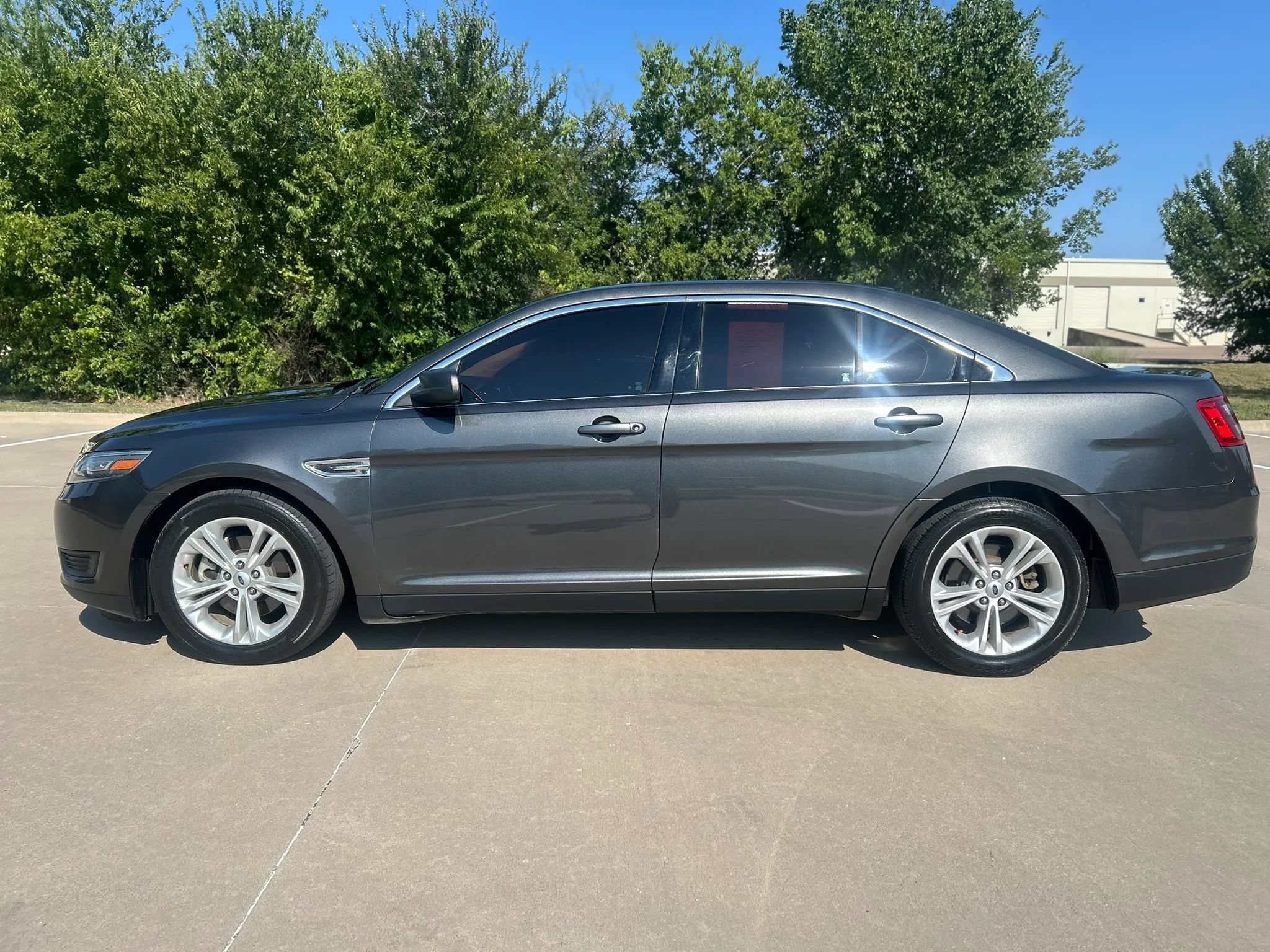 Used 2017 Ford Taurus SE FWD image 9