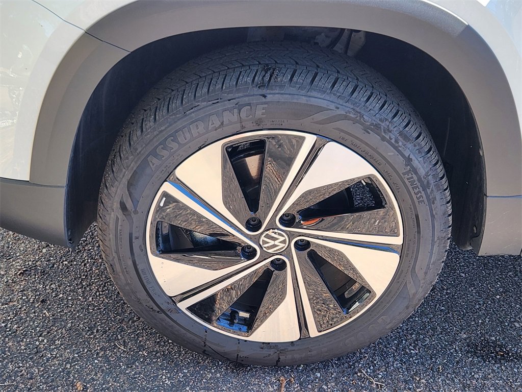 Used 2025 Volkswagen Taos SE image 23