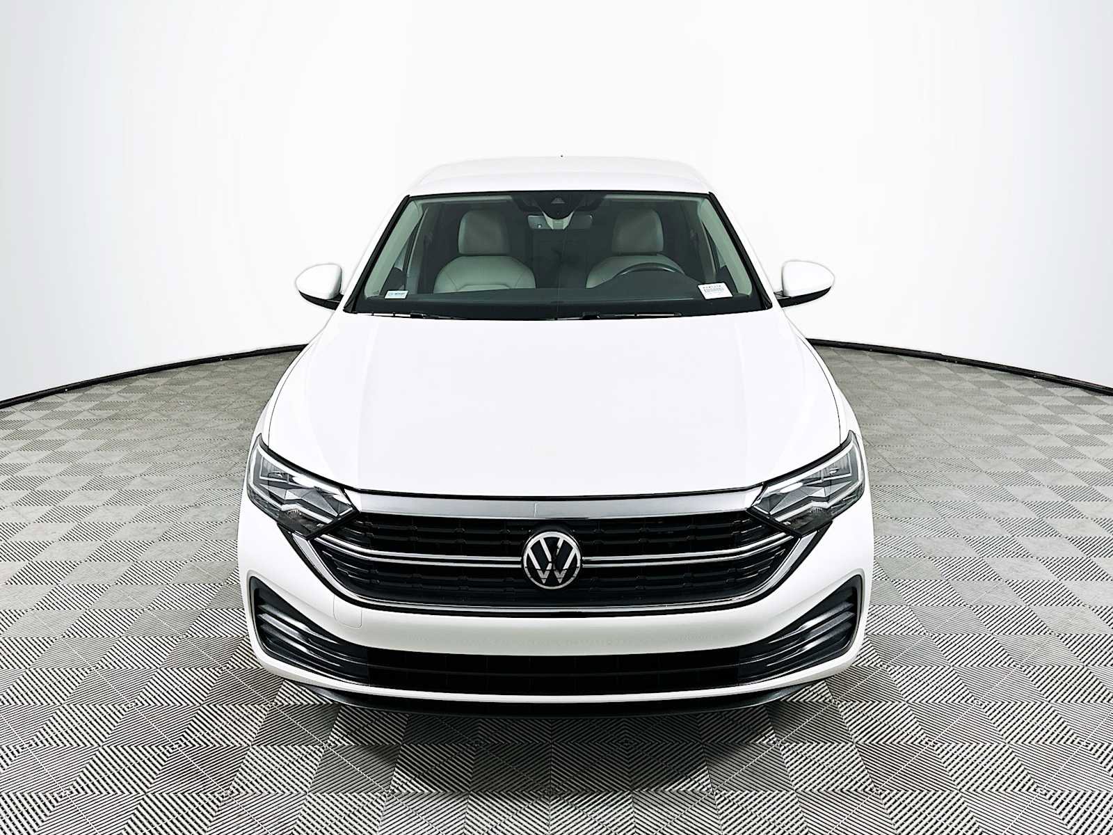 Used 2023 Volkswagen Jetta SE FWD image 2