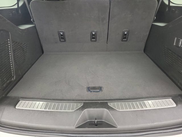 Used 2024 Chevrolet Suburban Premier RWD image 9