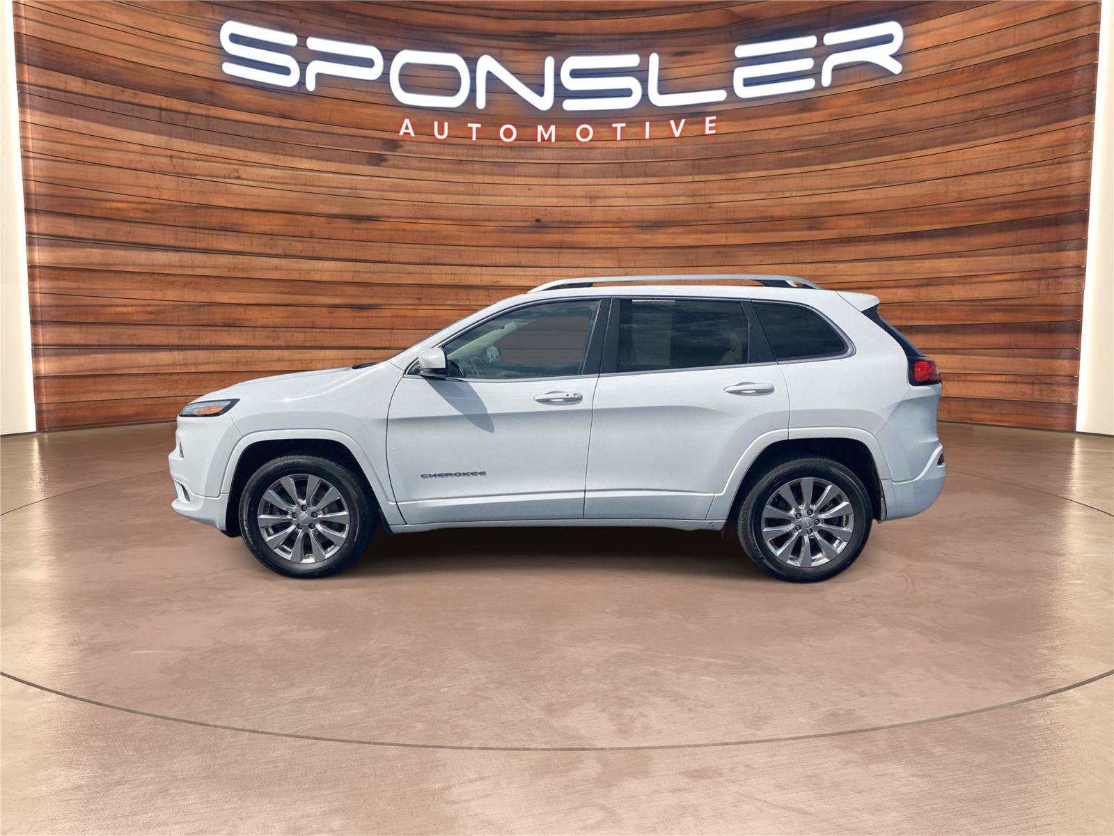 Used 2018 Jeep Cherokee Overland AWD/4WD image 2