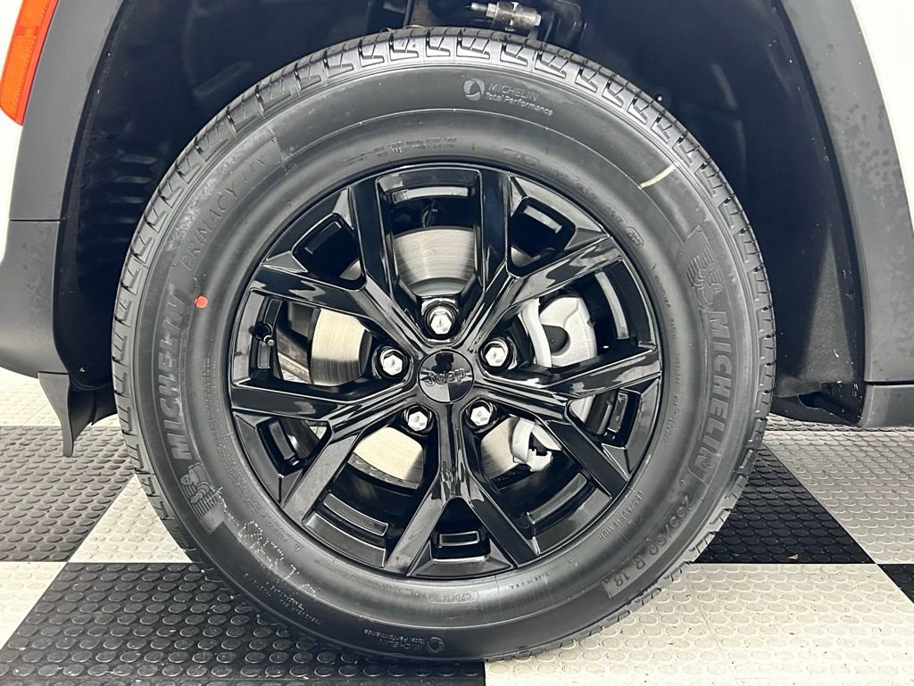 New 2025 Jeep Grand Cherokee Altitude image 8