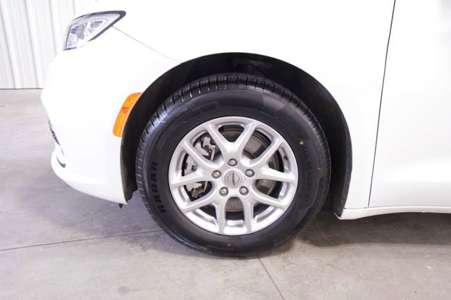 Used 2024 Chrysler Pacifica Touring-L FWD image 10