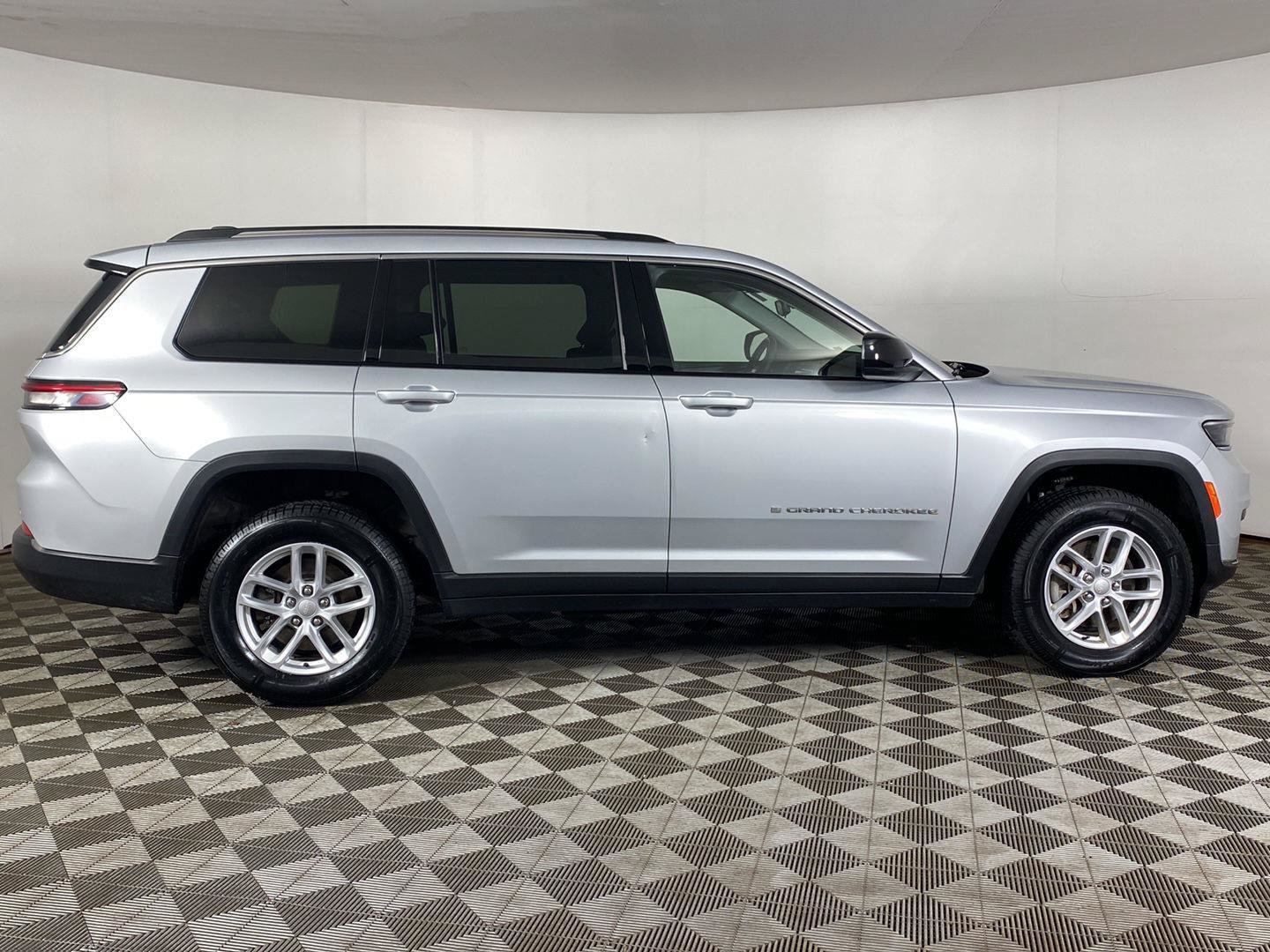 Used 2023 Jeep Grand Cherokee L Laredo w/ Luxury Tech Group I AWD/4WD image 4