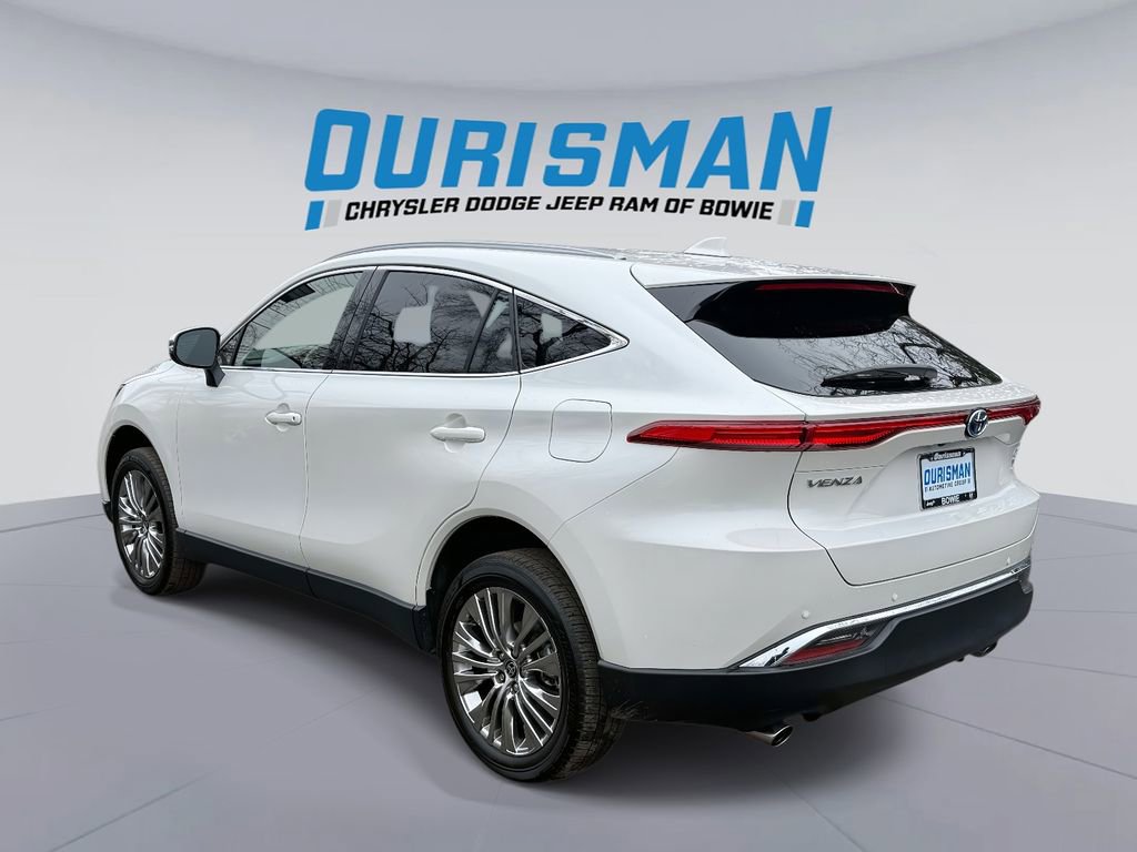 Used 2022 Toyota Venza XLE image 4