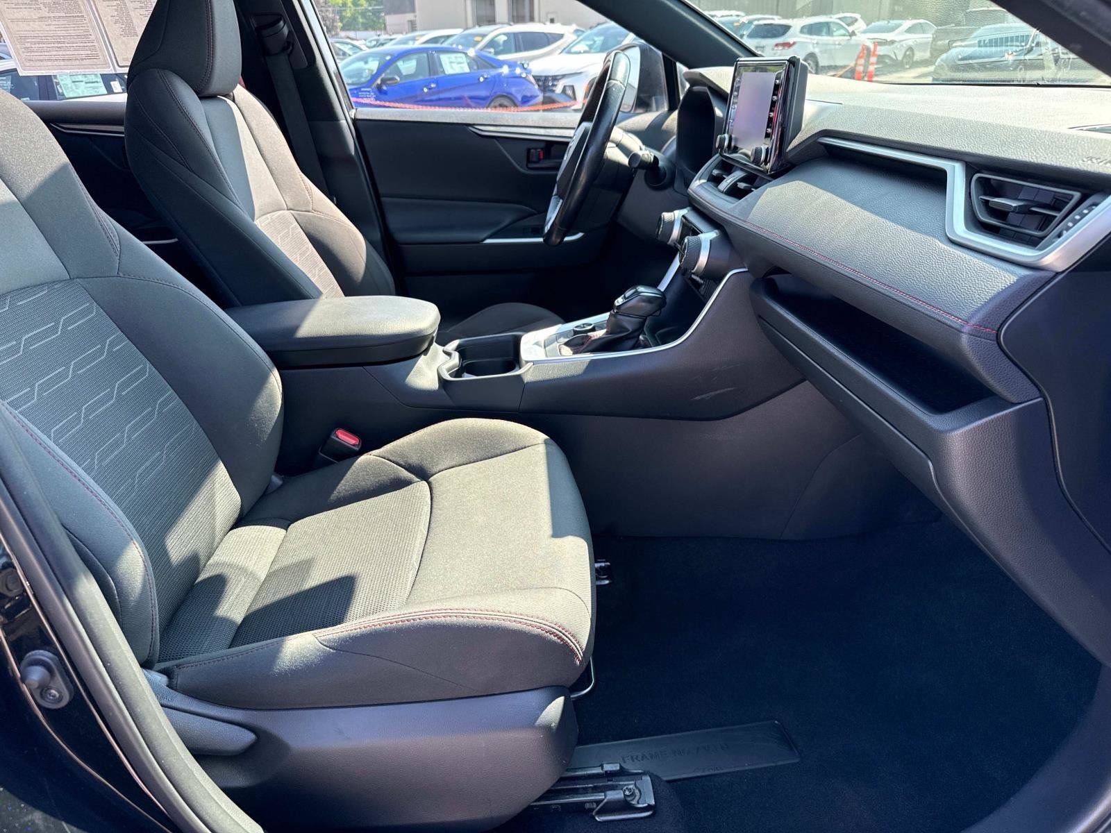 Used 2021 Toyota RAV4 SE image 19