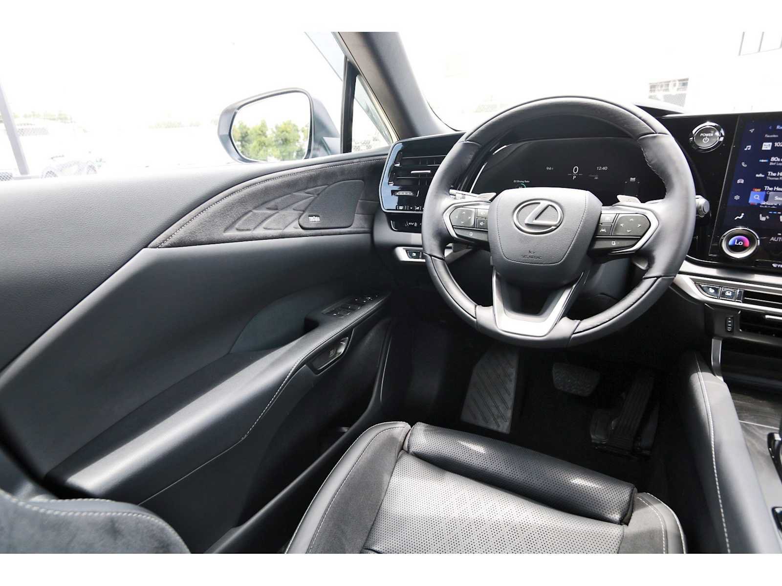 Used 2025 Lexus RX 450h AWD w/ Luxury Package image 6
