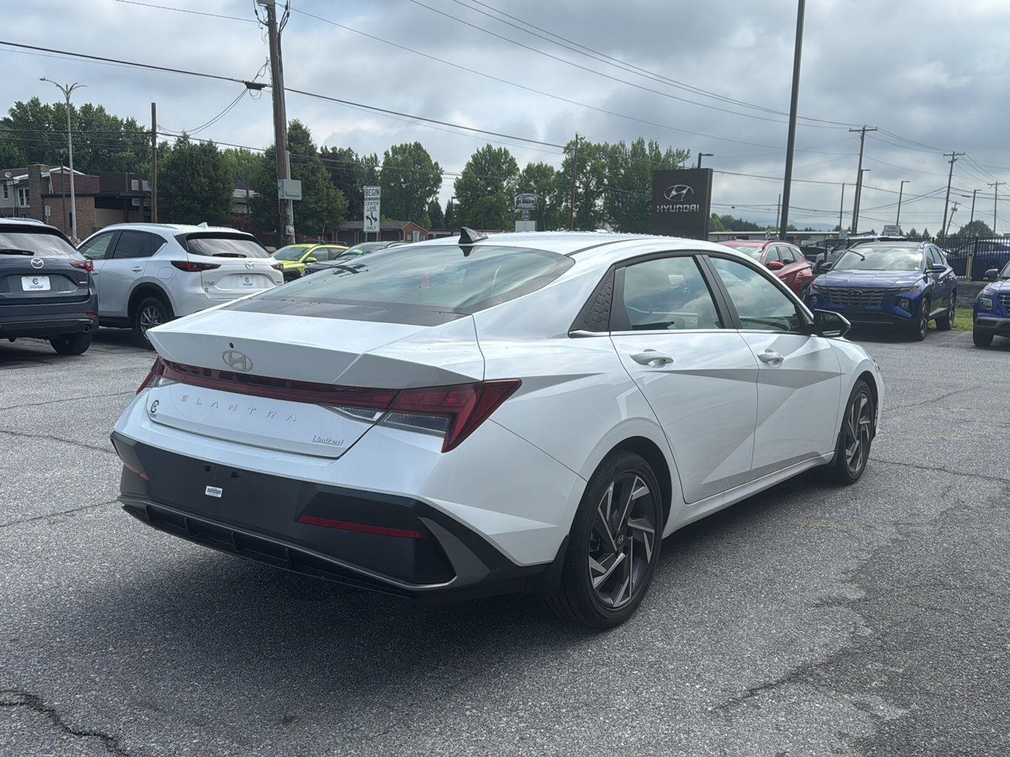 Used 2025 Hyundai Elantra Limited FWD image 5