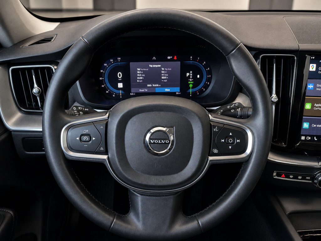 Used 2024 Volvo XC60 B5 Core AWD/4WD image 2