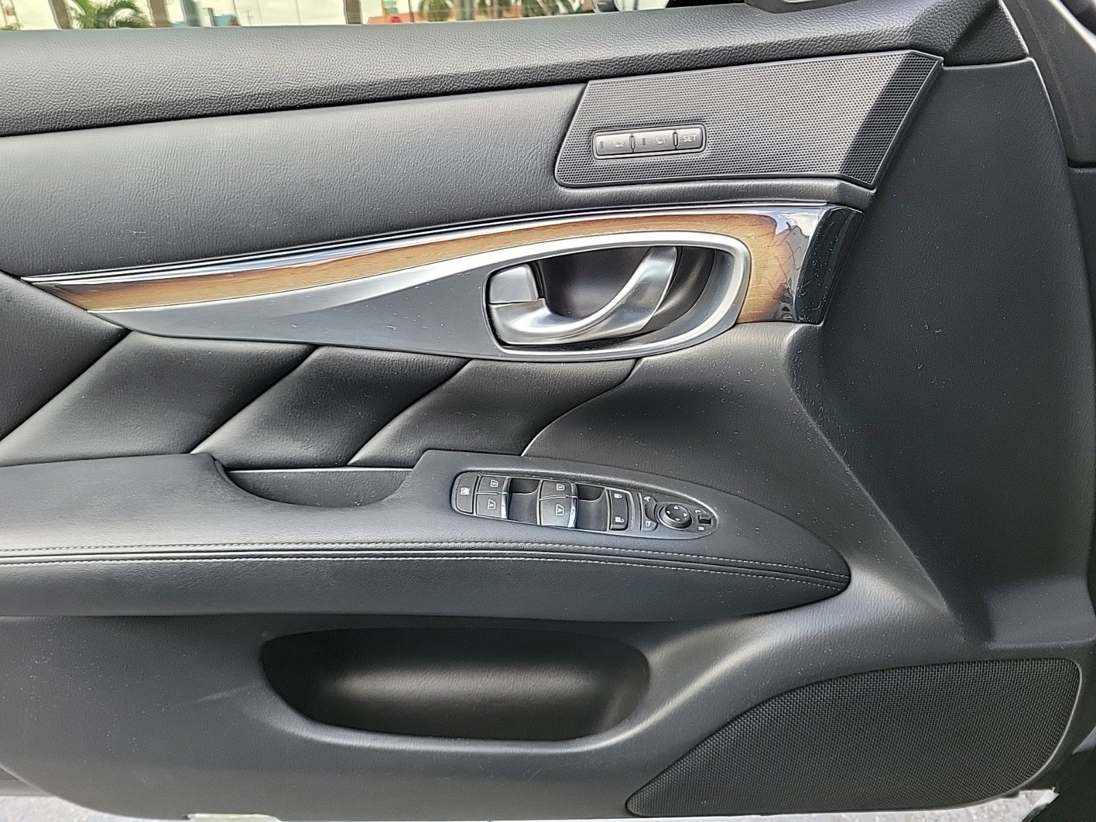 Used 2015 INFINITI Q70 L 5.6 image 29