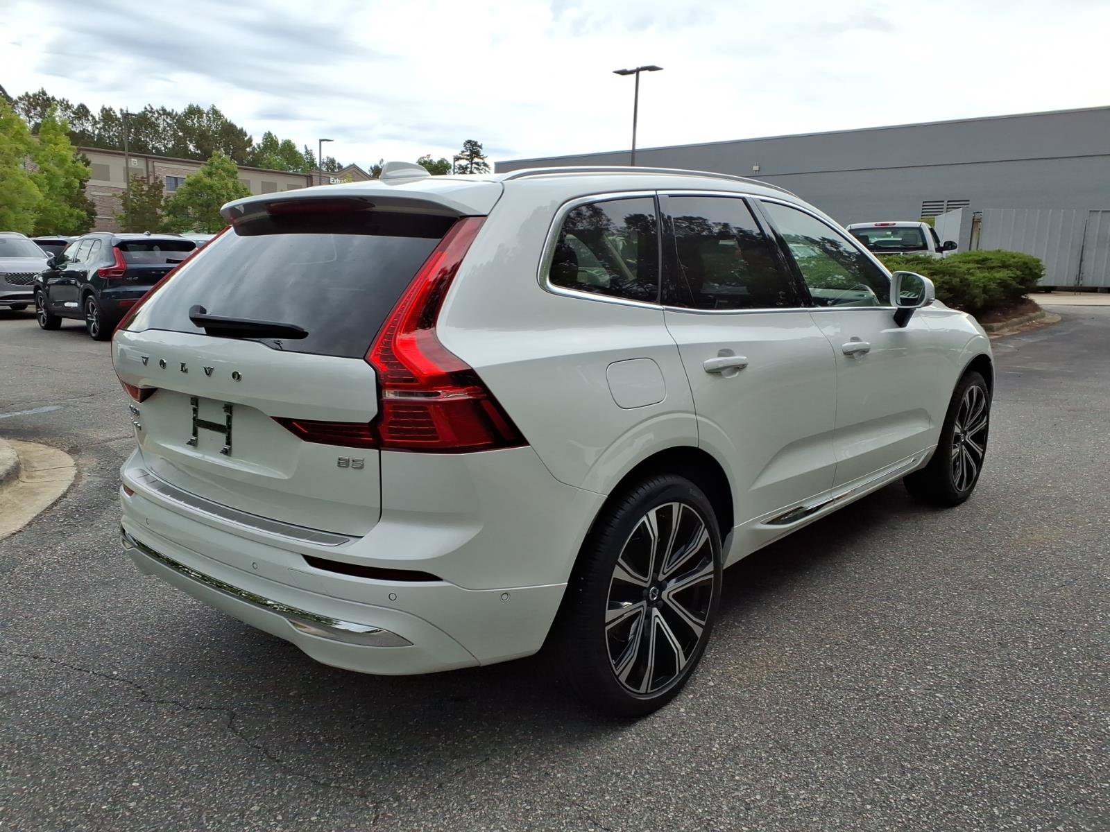 Certified 2023 Volvo XC60 B5 Ultimate w/ Climate Package FWD image 3