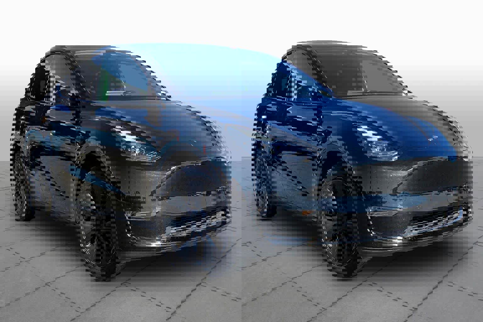 Used 2025 Tesla Model Y Long Range AWD/4WD image 2