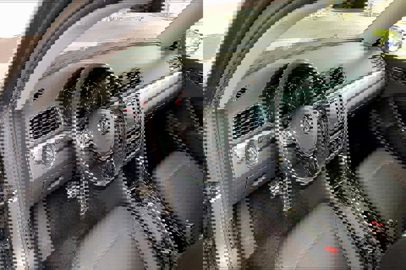 Used 2018 Volkswagen Passat 2.0T R-Line image 17