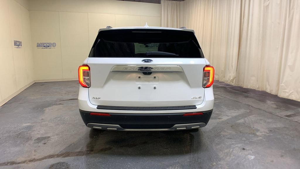 Used 2023 Ford Explorer XLT w/ Equipment Group 202A image 4