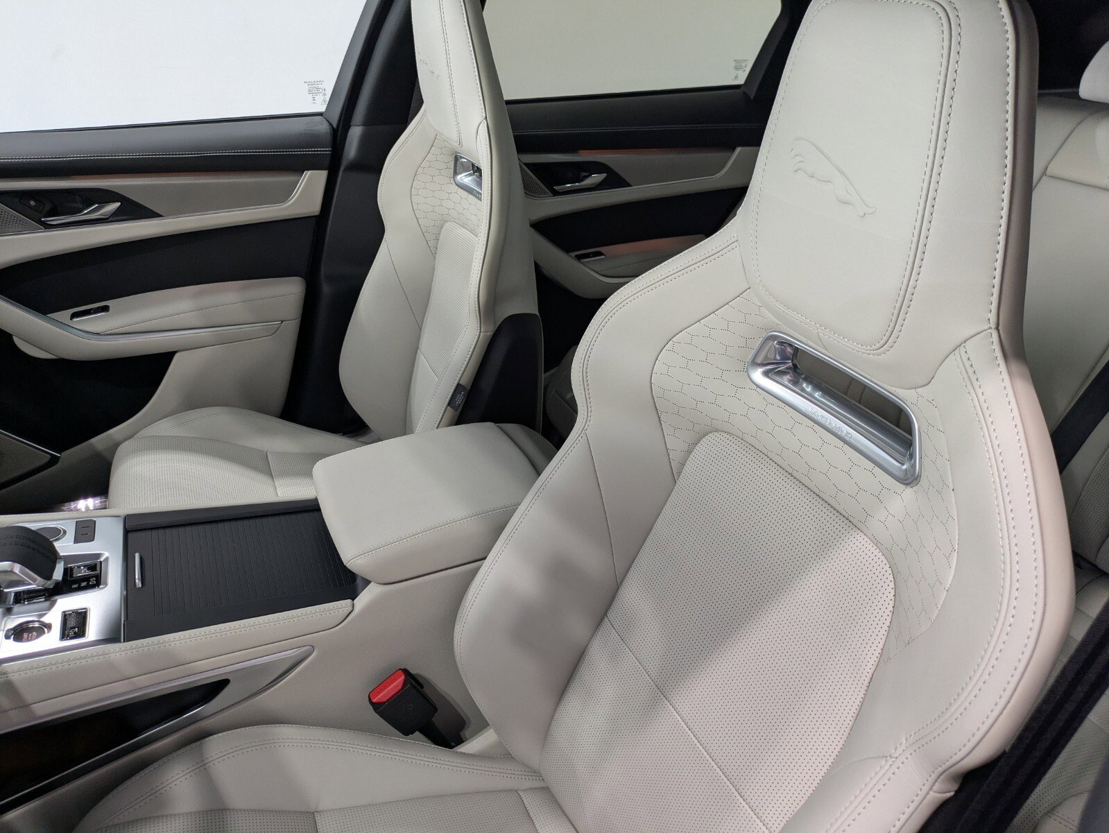 New 2026 Jaguar F-PACE R-Dynamic S image 8