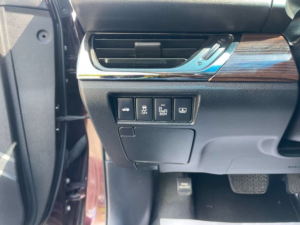 Used 2013 Toyota Avalon Limited w/ Technology Pkg FWD image 11