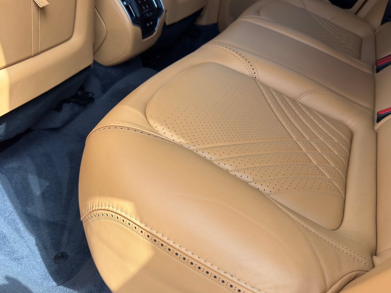 Used 2021 Aston Martin DBX AWD/4WD image 36