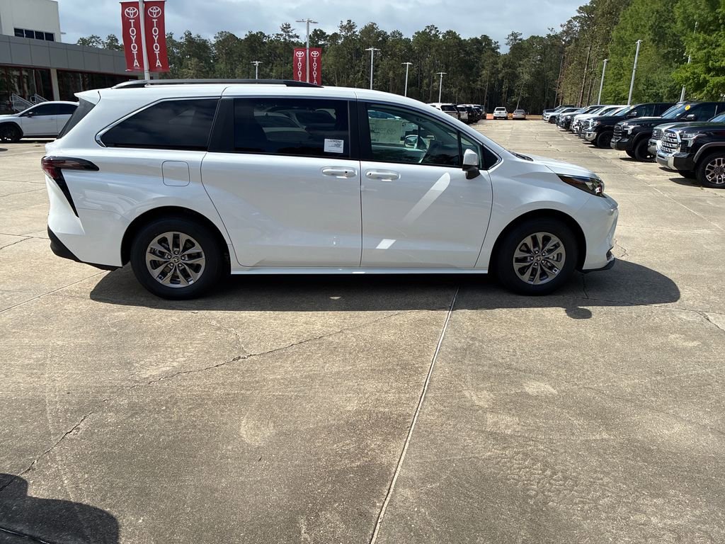 New 2026 Toyota Sienna LE FWD image 8