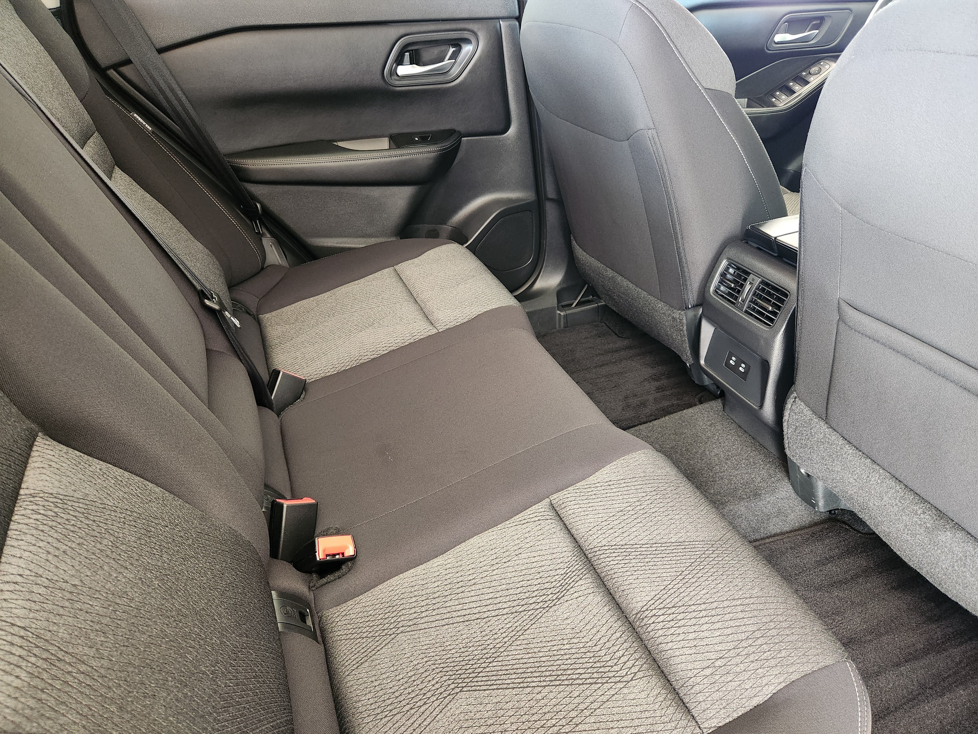 Used 2025 Nissan Rogue SV FWD image 33