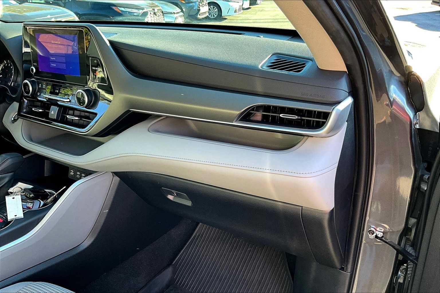 Used 2023 Toyota Highlander L FWD image 17
