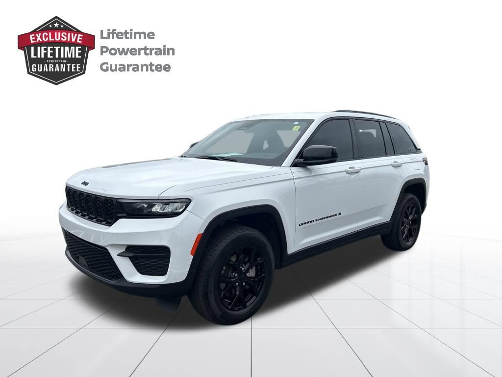Used 2025 Jeep Grand Cherokee Altitude RWD image 1