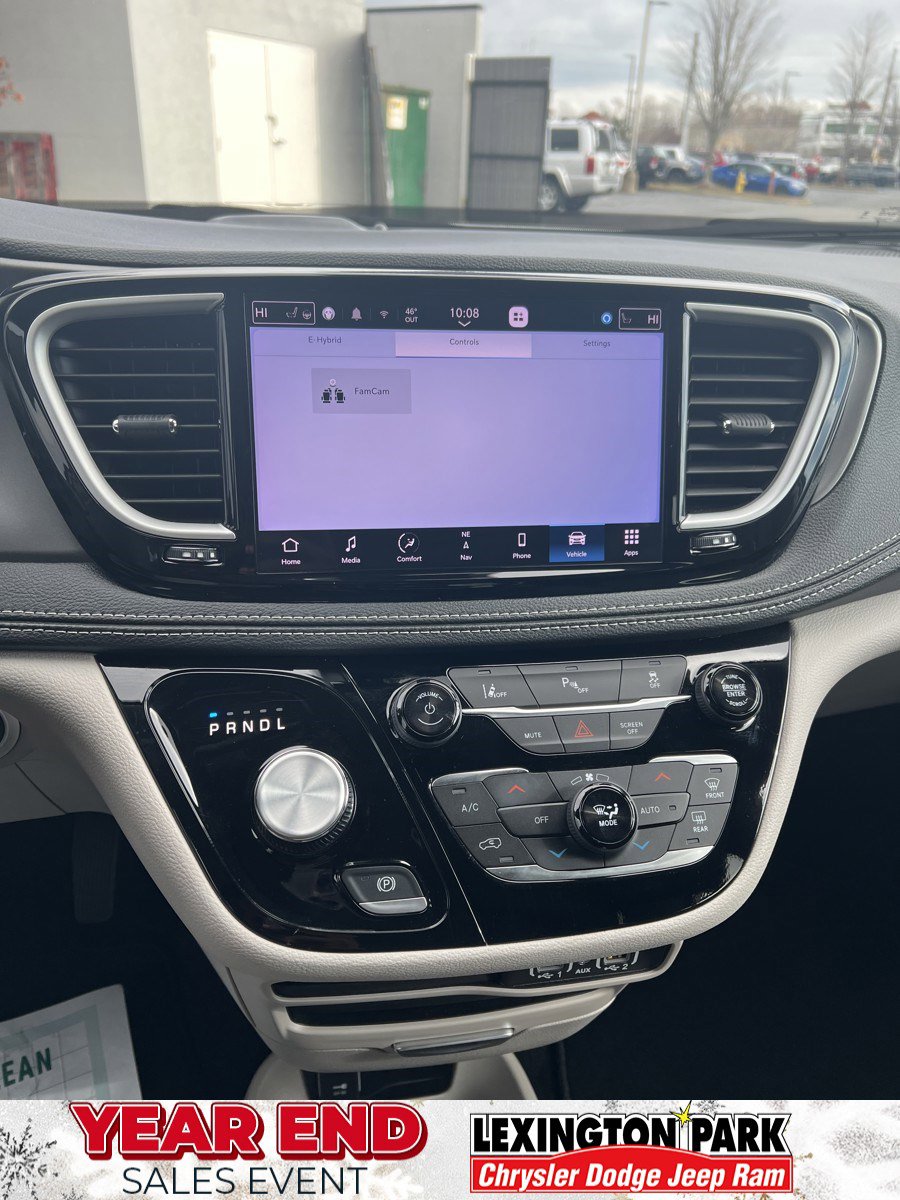 Used 2024 Chrysler Pacifica Select w/ Uconnect Theater Family Group image 30