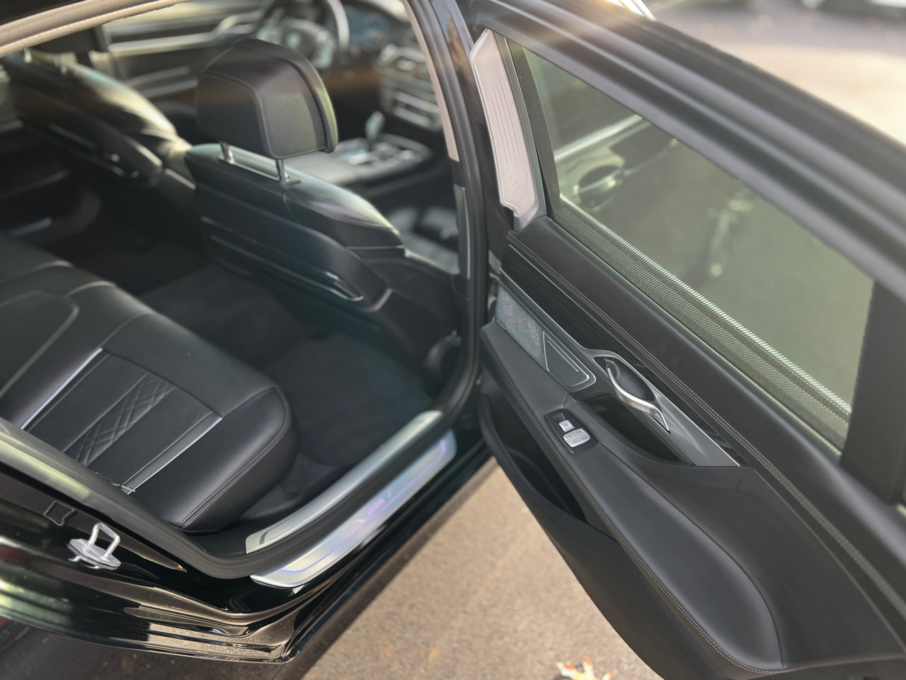 Used 2019 BMW 750i w/ Executive Package image 38