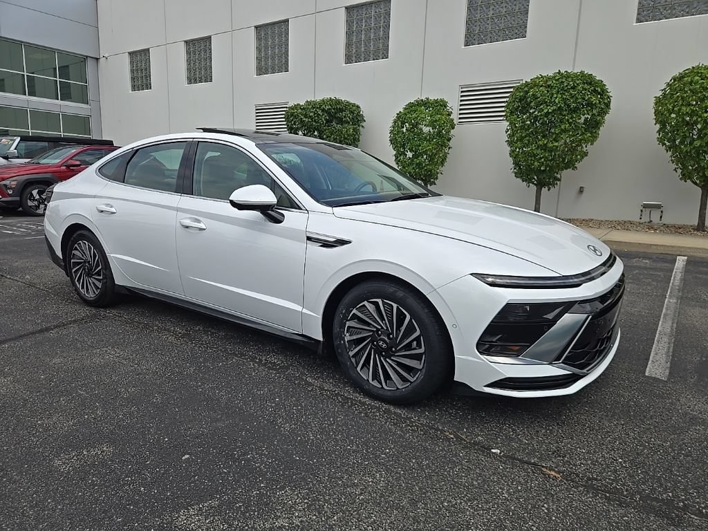 Certified 2025 Hyundai Sonata Limited FWD image 4