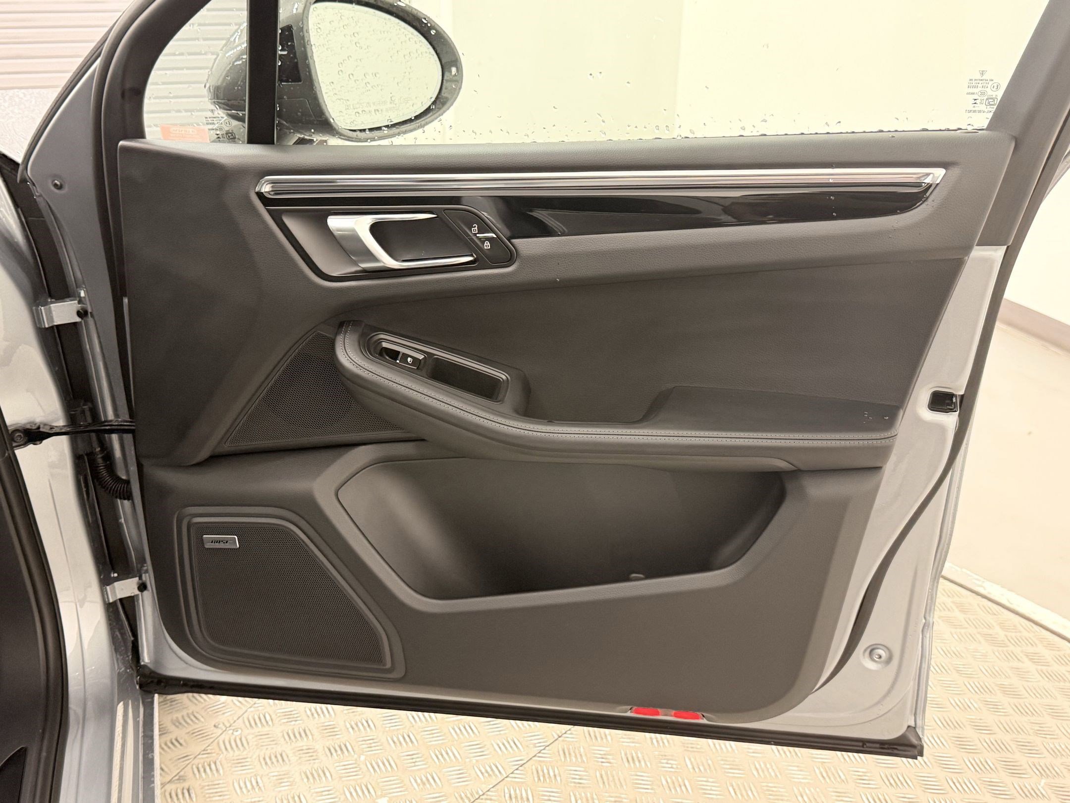 Used 2025 Porsche Macan image 36