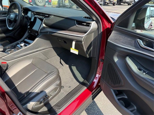 New 2025 Jeep Grand Cherokee L Limited w/ Black Appearance Package image 17