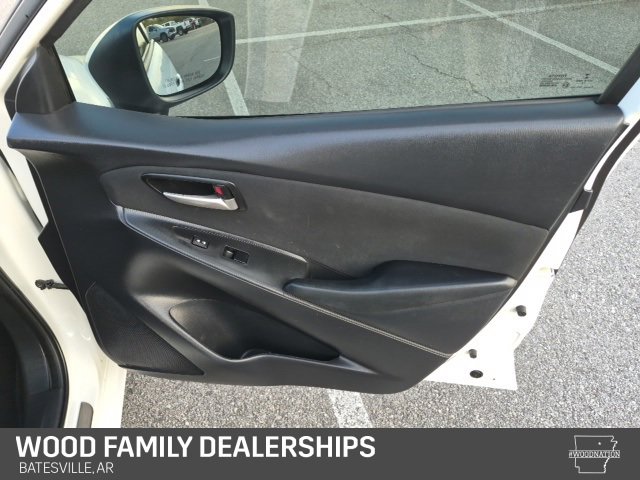 Used 2019 Toyota Yaris L image 28