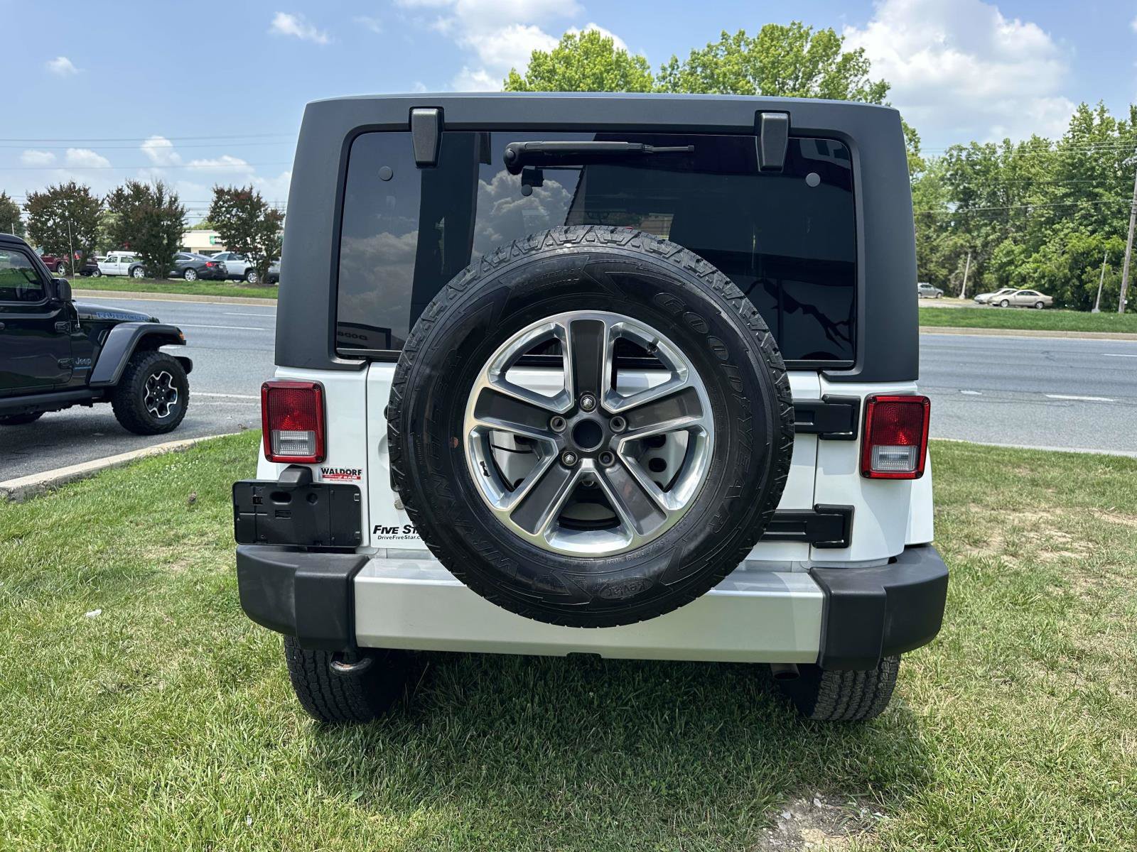 Used 2015 Jeep Wrangler Sahara w/ Connectivity Group AWD/4WD image 5