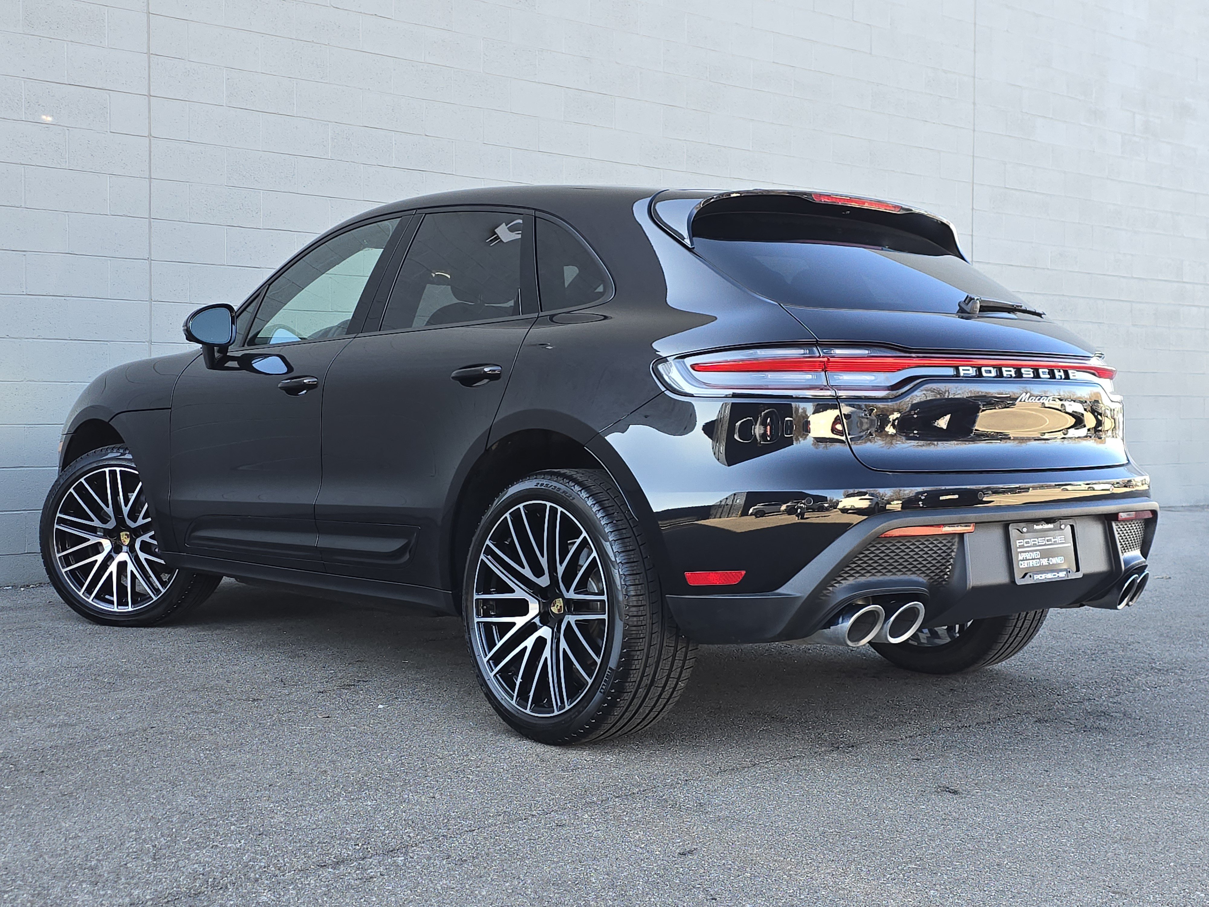Certified 2025 Porsche Macan AWD/4WD image 3