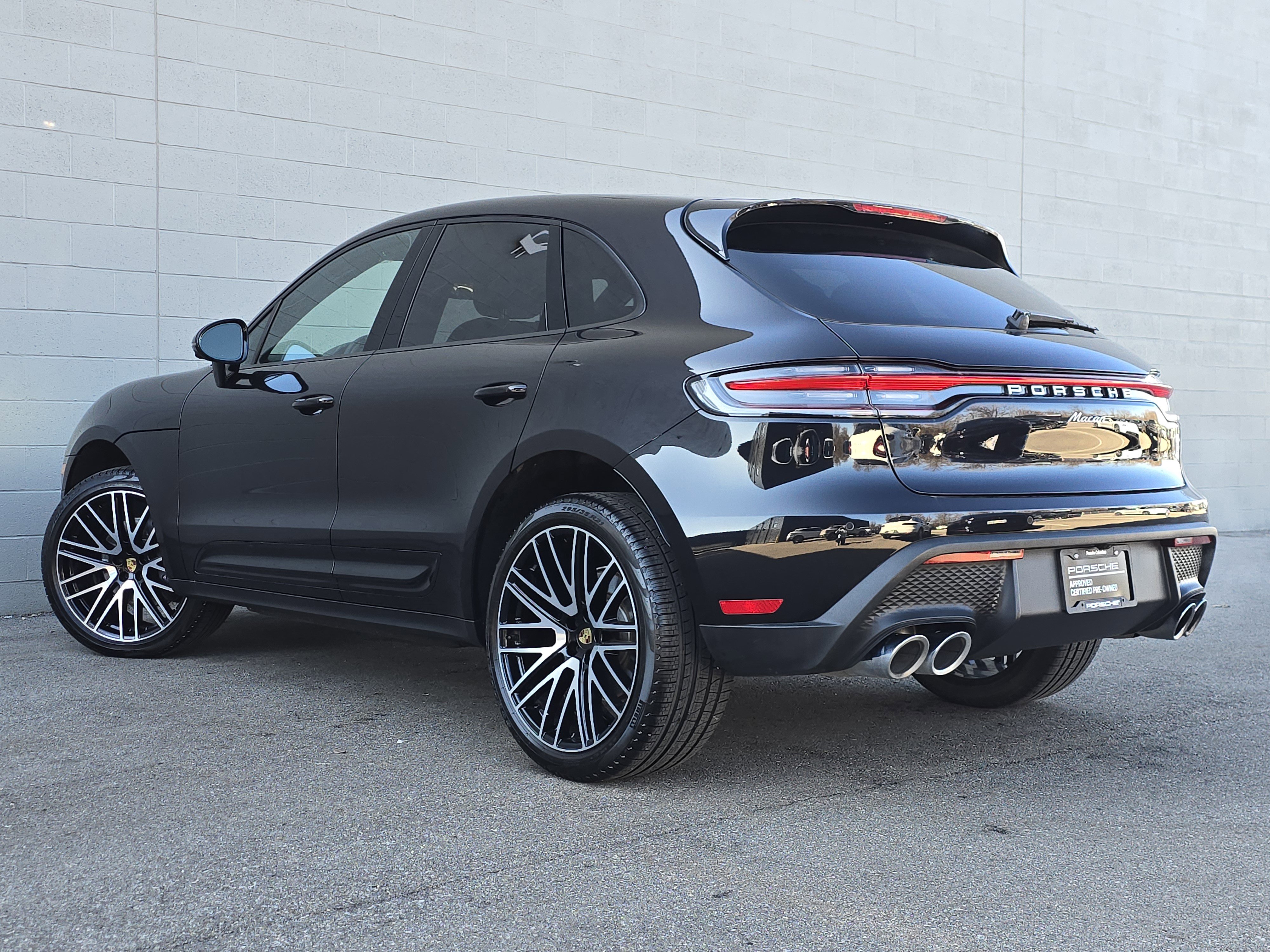 Certified 2025 Porsche Macan image 3