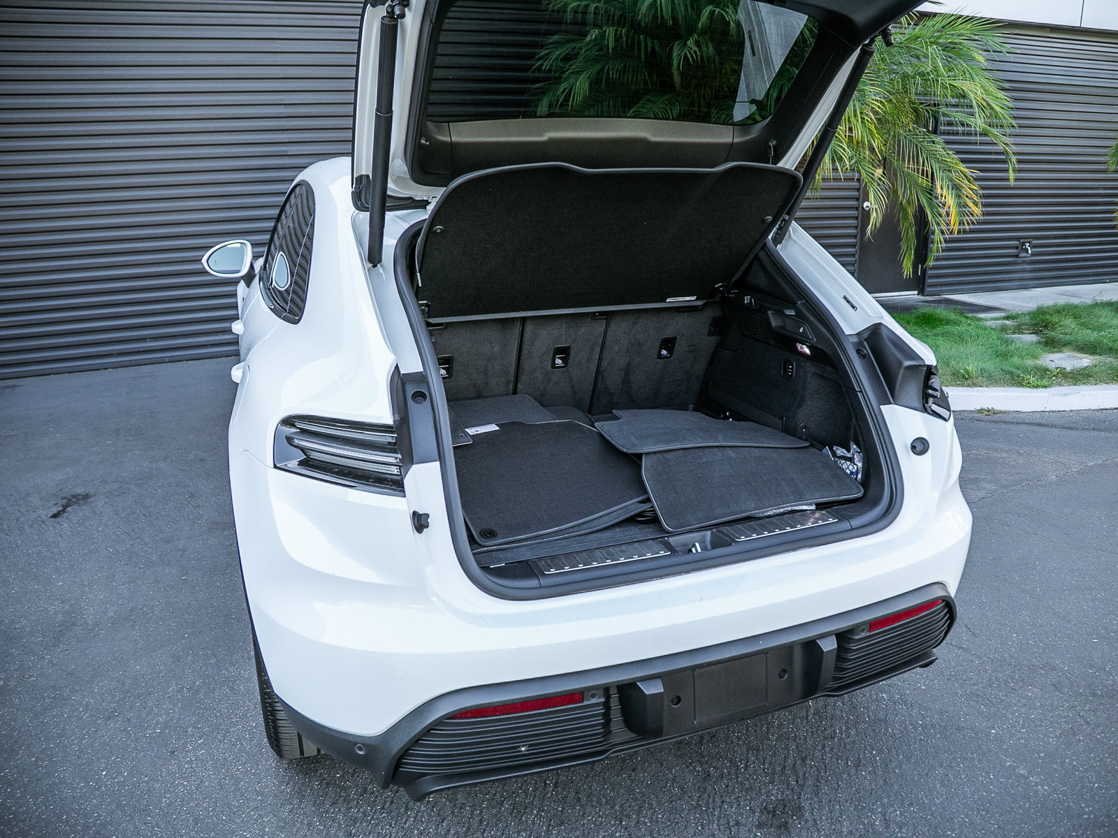 Certified 2025 Porsche Macan Electric RWD image 23