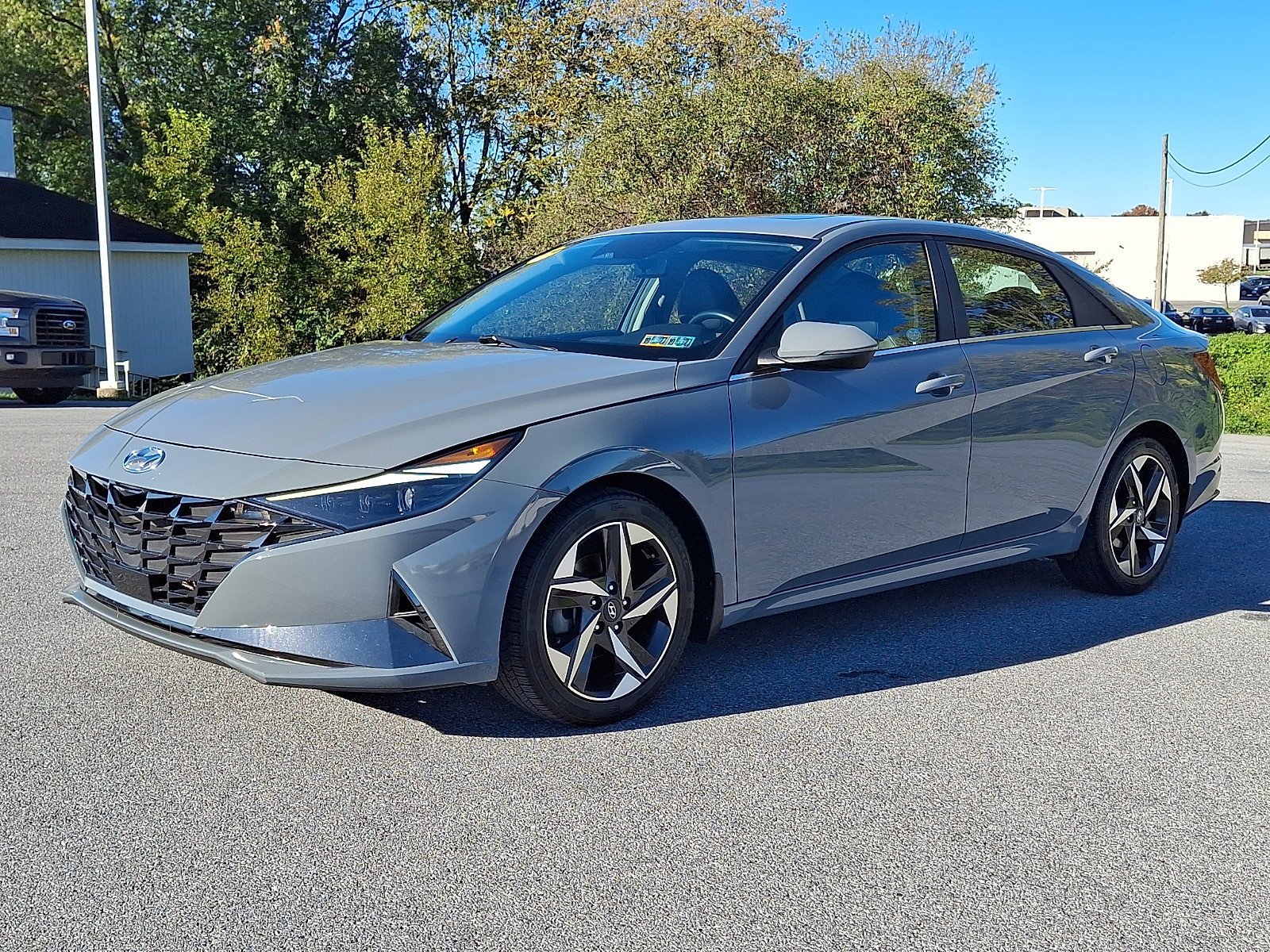 Used 2022 Hyundai Elantra Limited w/ Preferred Accessory Package FWD image 3