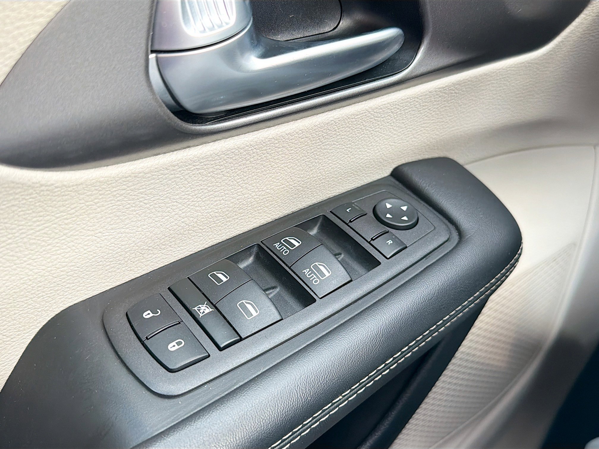 Used 2023 Chrysler Pacifica Touring-L FWD image 7