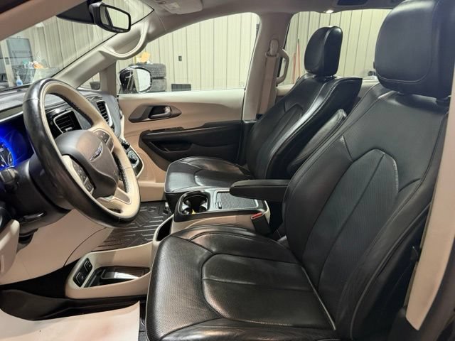Used 2017 Chrysler Pacifica Limited FWD image 14