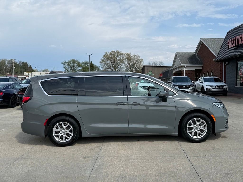 Used 2023 Chrysler Pacifica Touring-L FWD image 16