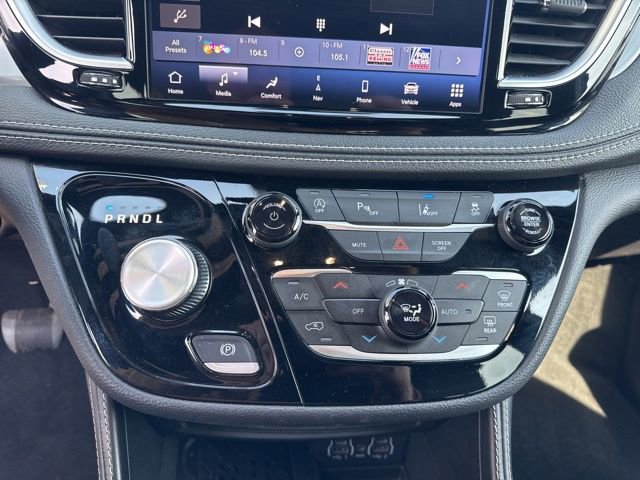 Used 2025 Chrysler Pacifica Limited FWD image 18