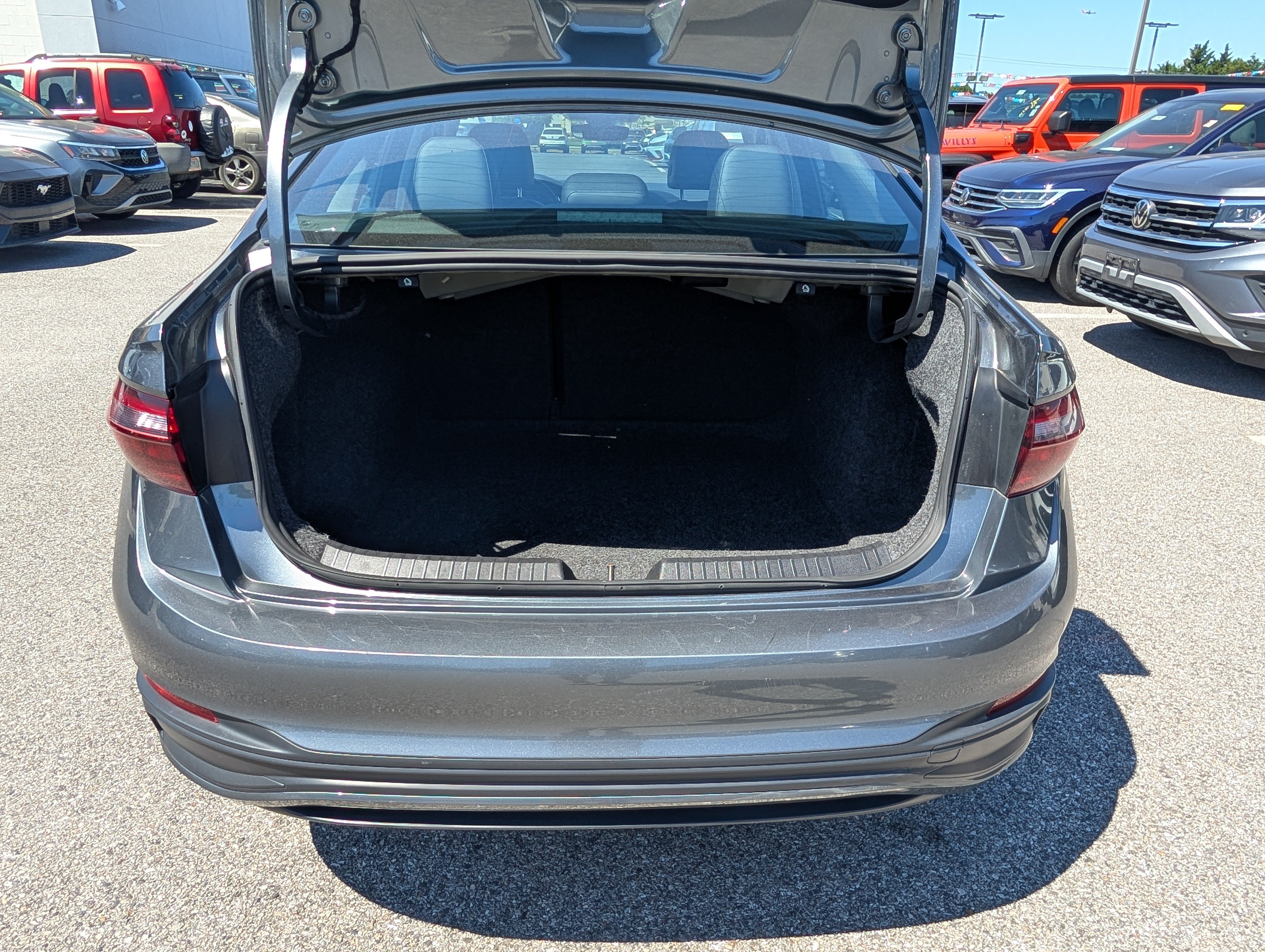 Used 2024 Volkswagen Jetta SE FWD image 11